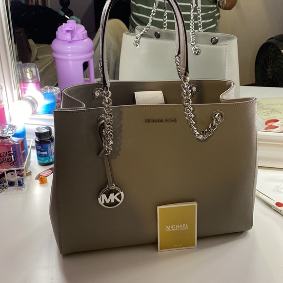 Michael Kors bag my mom never used it brand new just trying to get rid of - Picture 6 of 6